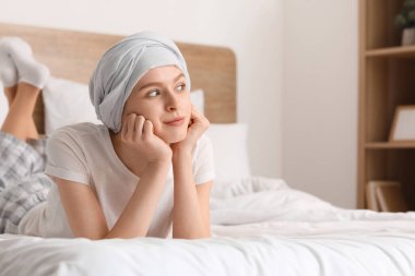 Kemoterapiden sonra genç bir kız yatak odasında yatıyor.