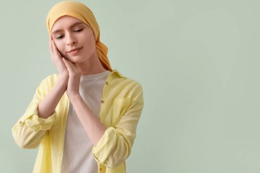 Kemoterapiden sonra genç bir kız yeşil arka planda