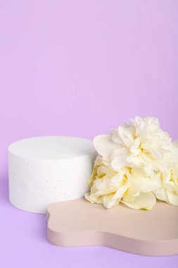 Menekşe arkaplanda çiçekler olan dekoratif sıva podyumları