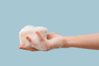 Açık mavi arkaplanda sabunla