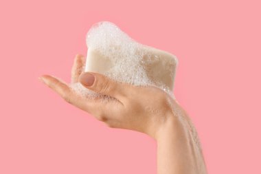 Pembe arka planda sabunlu el