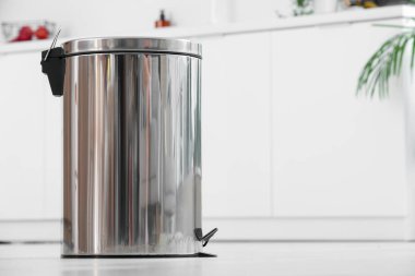 Mutfağın içindeki metal çöp tenekesi.