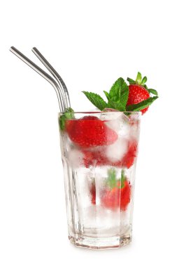 Beyaz arka planda çilekli ve naneli bir bardak taze limonata.