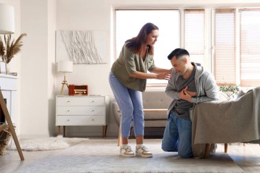 Genç kadın ve kocası evde kalp krizi geçiriyorlar.