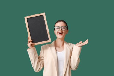 Yeşil arka planda yazı tahtası olan kadın öğretmen