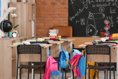 Sınıfta kırtasiye ve sırt çantalı masalar