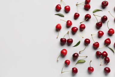 Gri arka planda bir sürü tatlı kiraz