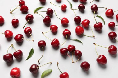 Gri arka planda bir sürü tatlı kiraz