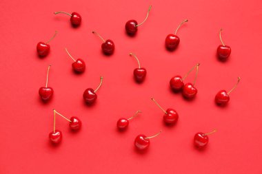 Kırmızı arka planda bir sürü tatlı kiraz