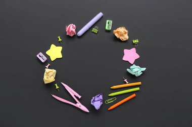 Siyah karatahta üzerindeki farklı kırtasiyeden yapılmış çerçeve