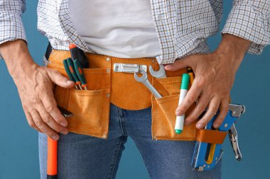 Mavi arkaplanda alet kemeri olan olgun geliştirici, yakın plan