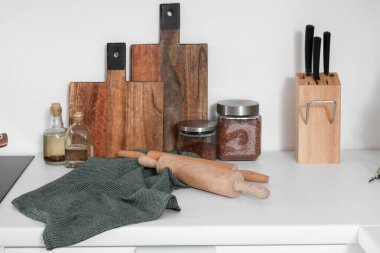 Mutfaktaki mutfak tezgahında mutfak aletleri ve yiyeceklerle tahta kesmek.