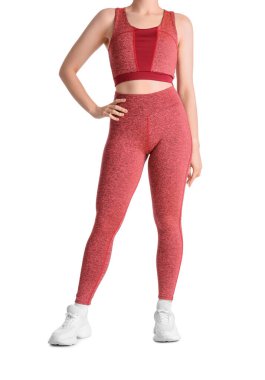 Beyaz arka planda spor giyimli genç bir kadın.