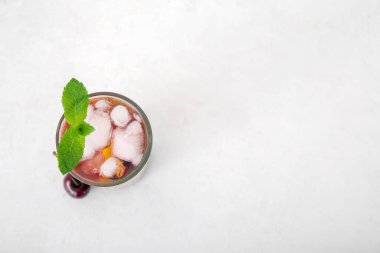 Beyaz arka planda naneli vişneli limonata.