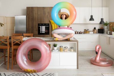 Yüzük takan genç bayan yaz tatiline mutfakta hazır.