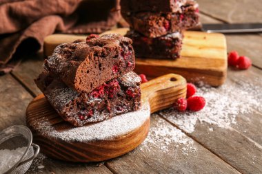 Tahtada ahududulu çikolatalı browni var.