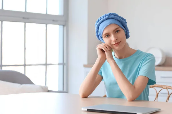 Teenage Girl Chemotherapy Sitting Table Kitchen — Stock Photo, Image