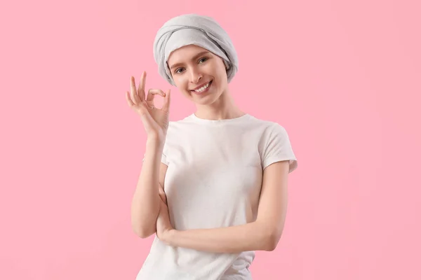 Teenage Girl Chemotherapy Showing Pink Background — Stock Photo, Image