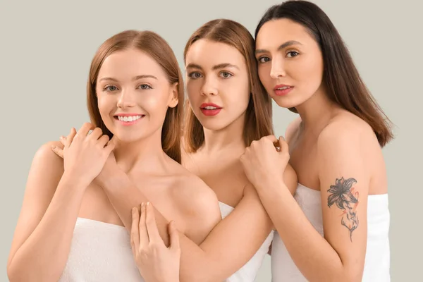 Mujeres Jóvenes Con Hermoso Maquillaje Sobre Fondo Gris — Foto de Stock