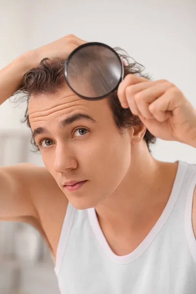 Młody Mężczyzna Problemem Wypadania Włosów Lupą Łazience Zbliżenie — Zdjęcie stockowe