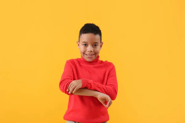 Malý Afroameričan Chlapec Vyhrnout Rukáv Žlutém Pozadí — Stock fotografie