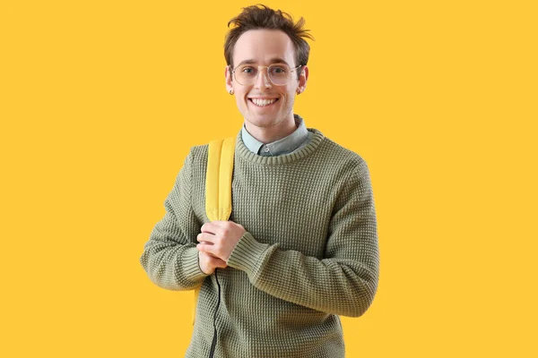 黄色の背景を持つ男性学生 — ストック写真