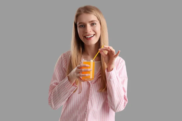 Junge Frau Mit Einem Glas Gemüsesaft Auf Grauem Hintergrund — Stockfoto