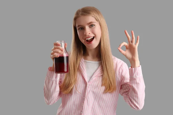 Ung Kvinna Med Flaska Grönsaksjuice Visar Grå Bakgrund — Stockfoto