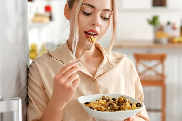 Νεαρή Γυναίκα Τρώει Νόστιμα Ζυμαρικά Στην Κουζίνα Κοντινό Πλάνο — Φωτογραφία Αρχείου