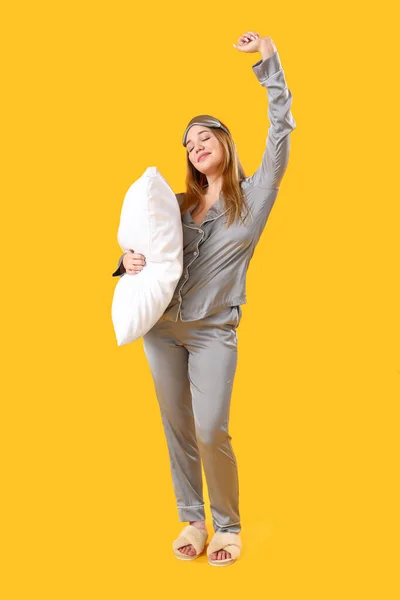 Junge Frau Schlafanzug Mit Kissen Auf Gelbem Hintergrund — Stockfoto