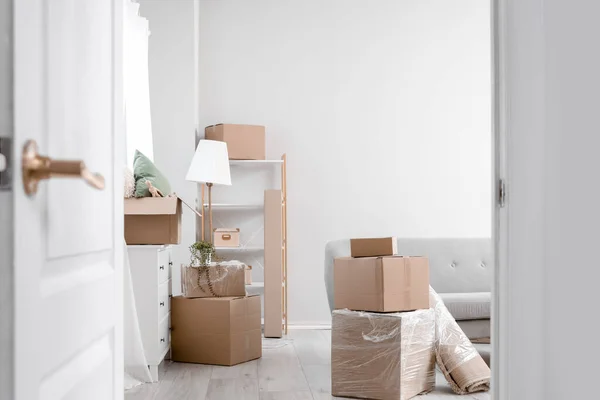 Lepenkové Krabice Obývacím Pokoji Den Stěhování Pohled Otevřených Dveří — Stock fotografie