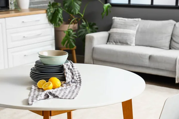 轻便厨房内放柠檬和盘子的桌子 — 图库照片