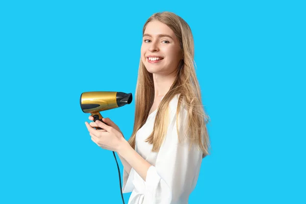Junge Blonde Frau Mit Föhn Auf Blauem Hintergrund — Stockfoto