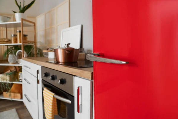 Interior Dapur Dengan Kulkas Merah Counter Dan Unit Rak Closeup — Stok Foto