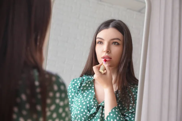 Jeune Femme Appliquant Rouge Lèvres Devant Miroir Maison Gros Plan — Photo