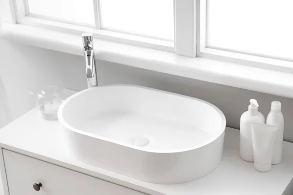Göğüs Kafesinde Banyo Aksesuarları Olan Beyaz Lavabo Yakın Plan — Stok fotoğraf