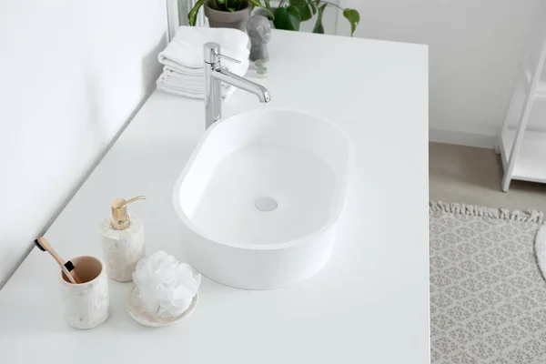 浅色浴室桌子上的白色水槽和浴室配件 — 图库照片