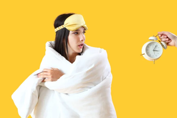 Jovem Chocada Cobertor Mão Com Despertador Fundo Amarelo — Fotografia de Stock