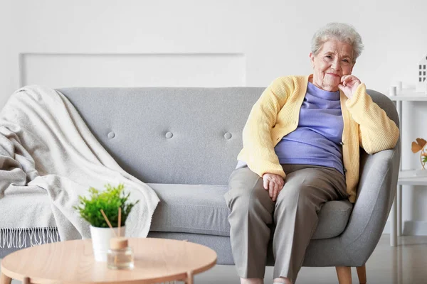Senioren Vrouw Zittend Bank Thuis — Stockfoto