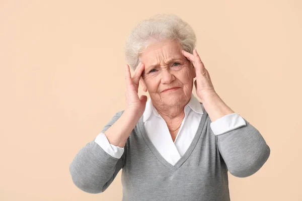 Bej Arka Planda Stresli Yaşlı Kadın — Stok fotoğraf