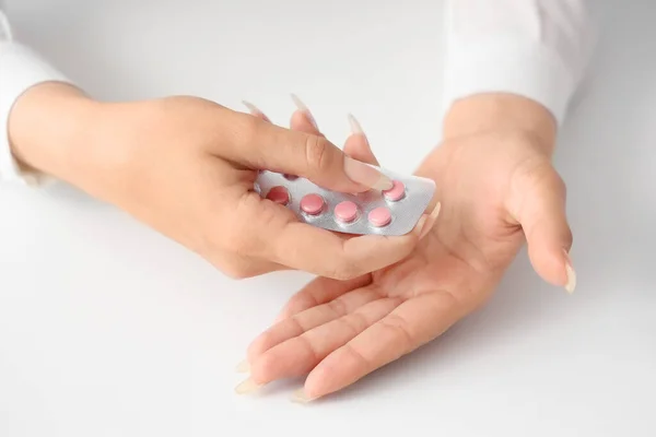 Hände Einer Frau Mit Tabletten Nahaufnahme — Stockfoto