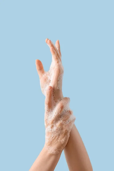 Руки Пене Светло Голубом Фоне — стоковое фото