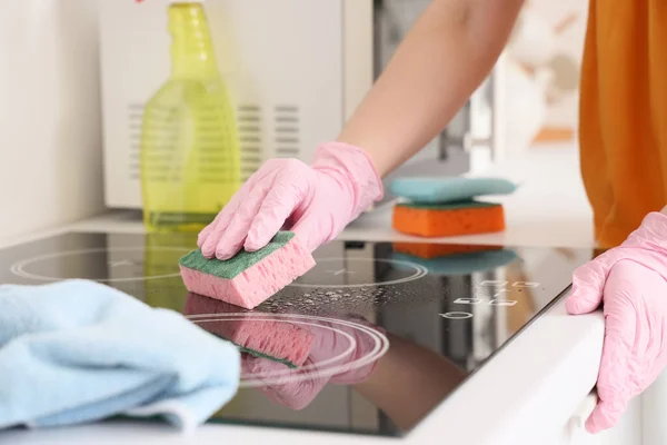 Mujer Limpieza Cocina Eléctrica Con Esponja Cocina Primer Plano —  Fotos de Stock