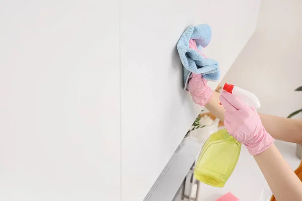 Mulher Limpeza Balcão Branco Com Pano Cozinha Close — Fotografia de Stock
