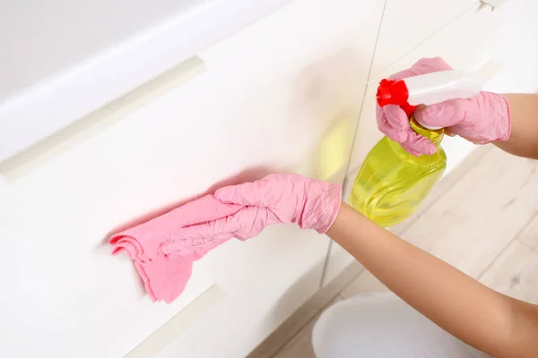 Mutfakta Bez Parçasıyla Beyaz Tezgahı Temizleyen Kadın Yakın Plan — Stok fotoğraf
