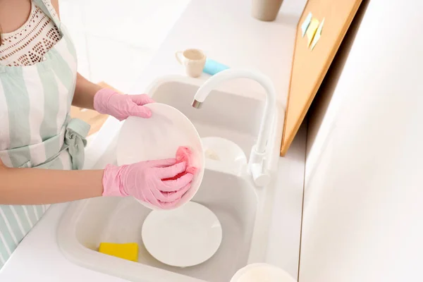 Γυναικείο Πλυντήριο Πιάτων Σφουγγάρι Στην Κουζίνα Closeup — Φωτογραφία Αρχείου