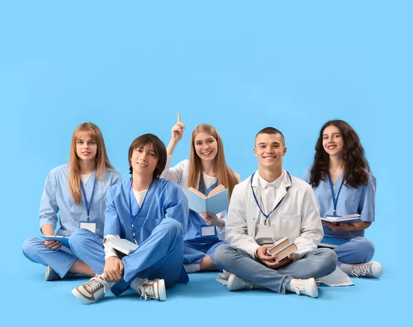 Kék Hátterű Orvostanhallgatók Csoportja — Stock Fotó