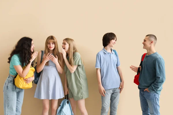 Grupp Studenter Med Ryggsäckar Nära Beige Vägg — Stockfoto