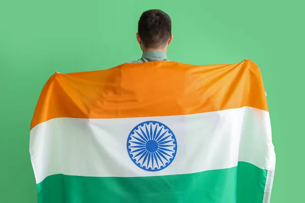 Młody Człowiek Indyjską Flagą Zielonym Tle Widok Tyłu — Zdjęcie stockowe
