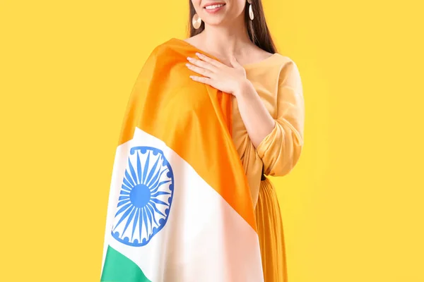 Νεαρή Γυναίκα Ινδική Σημαία Κίτρινο Φόντο Κοντινό Πλάνο — Φωτογραφία Αρχείου